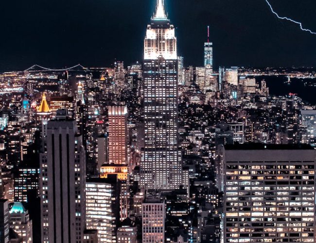 Mercados Privados vs. Públicos en Nueva York: ¿Por qué la Disparidad de Valoración?